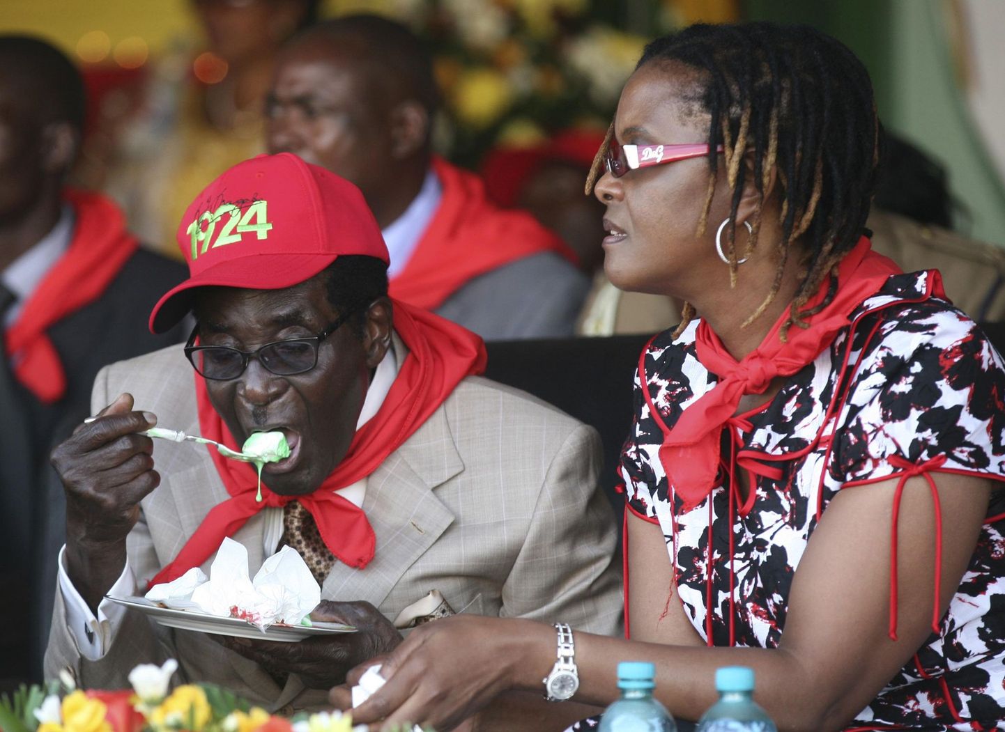 Zimbabwe president Robert Mugabe sööb Chipadze staadionil korraldatud sünnipäevapeol kooki. Tema kõrva istub abikaasa Grace.