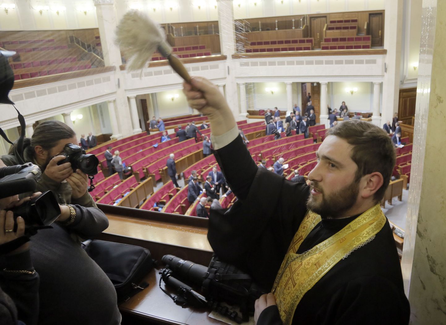 Täna õnnistas õigeusupreester Ukraina pealinnas Kiievis enne istungi algust ülemraadat.