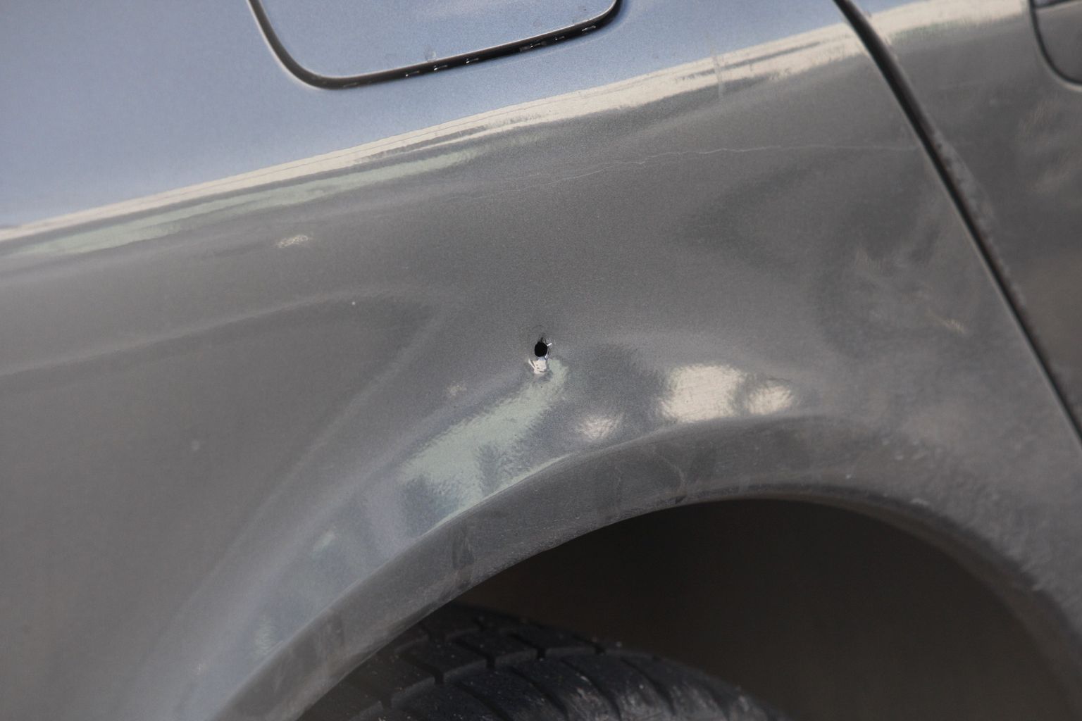 Kuuliauk rohekashalli Peugeot 607 tagatiivas. Politsei eest ära kihutanud juht tegi Tartus enne kinnipidamist mitu avariid.