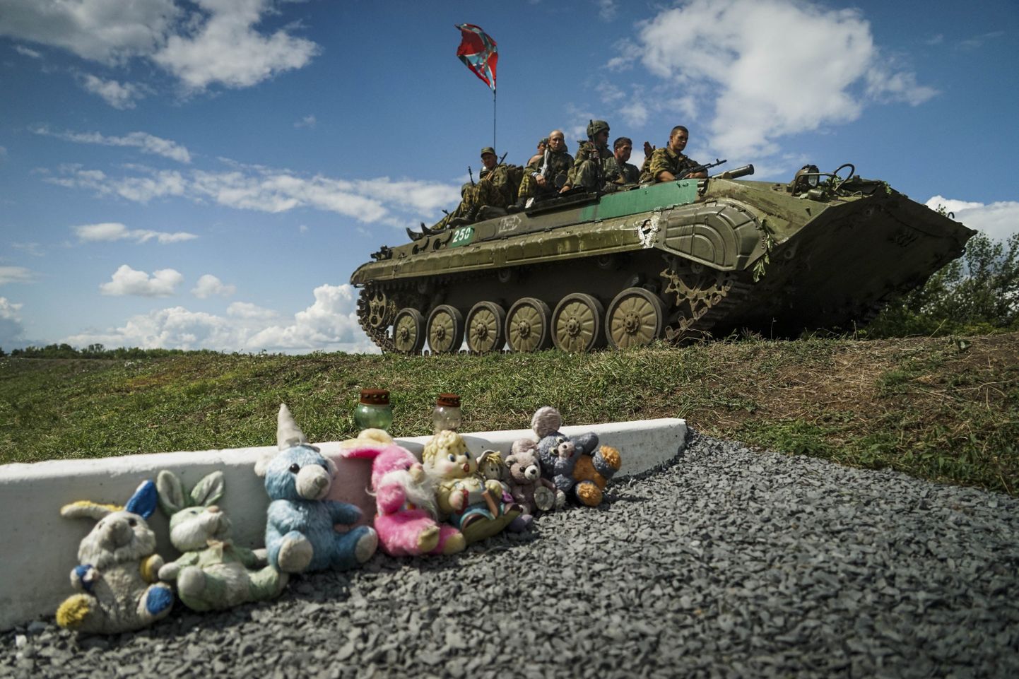 Venemeelsed separatistid soomusmasinal mullu juulis Ida-Ukrainas. Saksa Marshalli Fondi mõttekoja hinnangul ei pruugi Venemaa Novorossija avantüür Ukrainas jääda viimaseks.