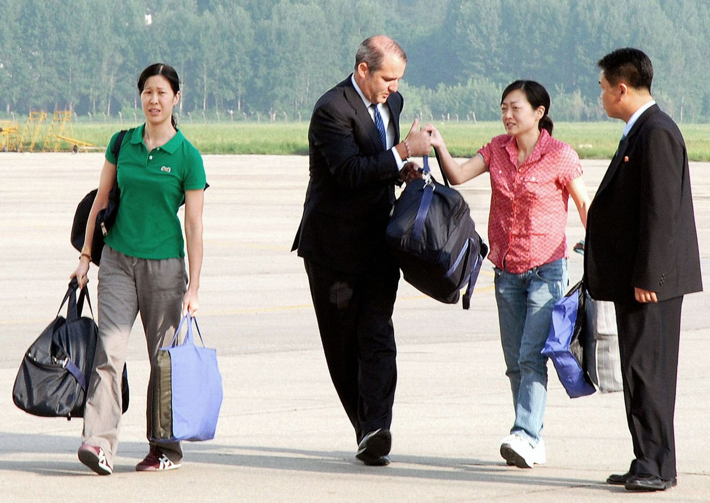 USA naisajakirjanikud Laura Ling (vasakul) ja Euna Lee täna Pyongyangi lennuväljal enne Põhja-Koreast lahkumist.