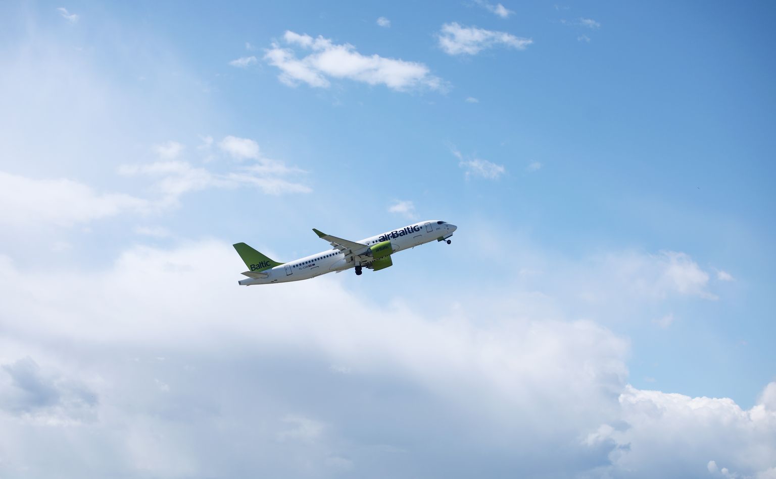 Lidsabiedrības "airBaltic" lidmašīna starptautiskajā lidostā "Rīga".