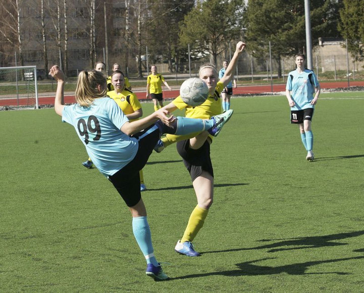 Rakvere JK Tarva naiskond (kollases) võõrustamas esiliiga teises voorus pealinna FC Infoneti tiimi.