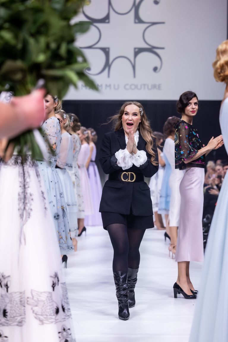 Mammu Couture'i disainer Maria Tammeorg ei varja oma rõõmu – hiiglaslik kollektsioon imekaunist moodi sai loodud ja lavale toodud. Ning publiku ovatsioonid ei tahtnud lõppeda.