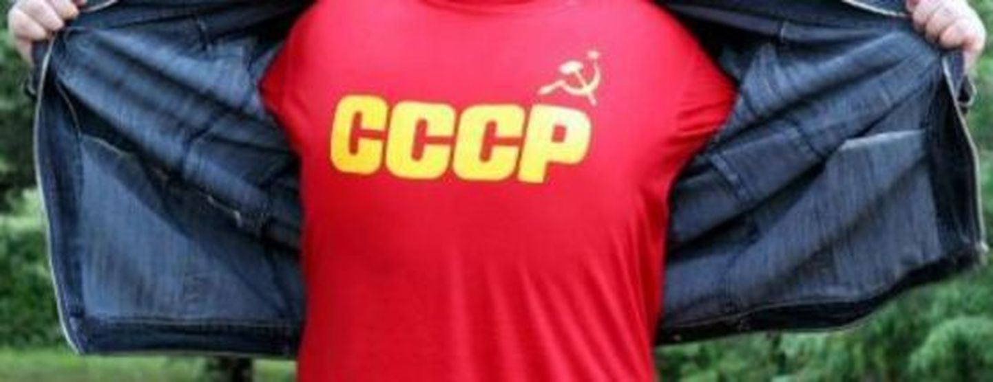Nõukogude Liidu sümboolikaga särk.