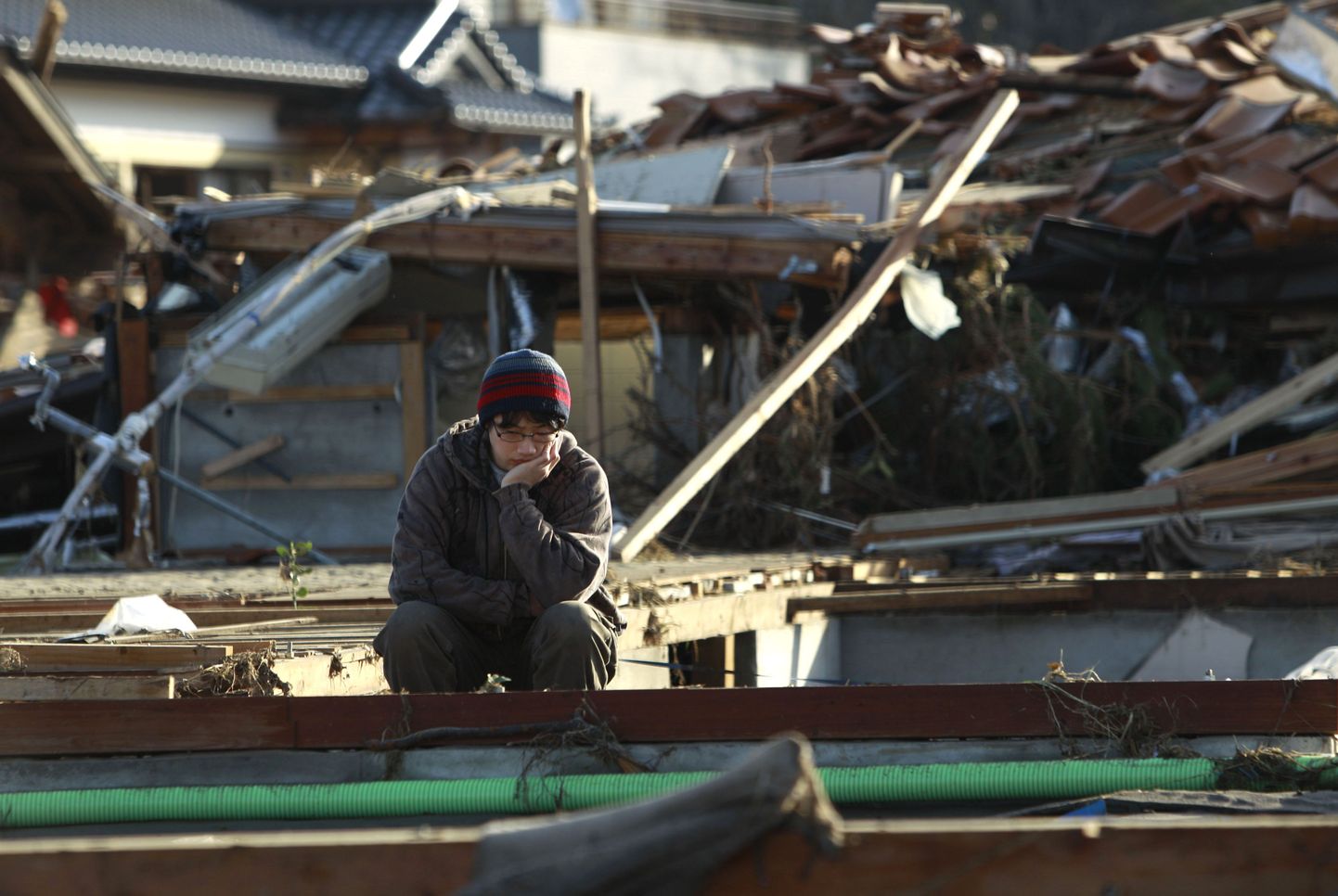 30-aastane Atsushi Shishido istub Soma linnas Fukushima prefektuuris paigas, kus tsunami tema kodu purustas ja naabrid tappis. Tal endal õnnestus päästa oma 87-aastane vanaema.