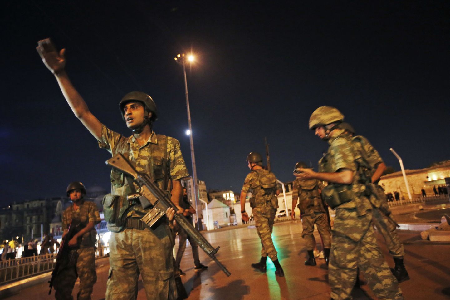 Армия Турции попыталась свергнуть действующую власть.