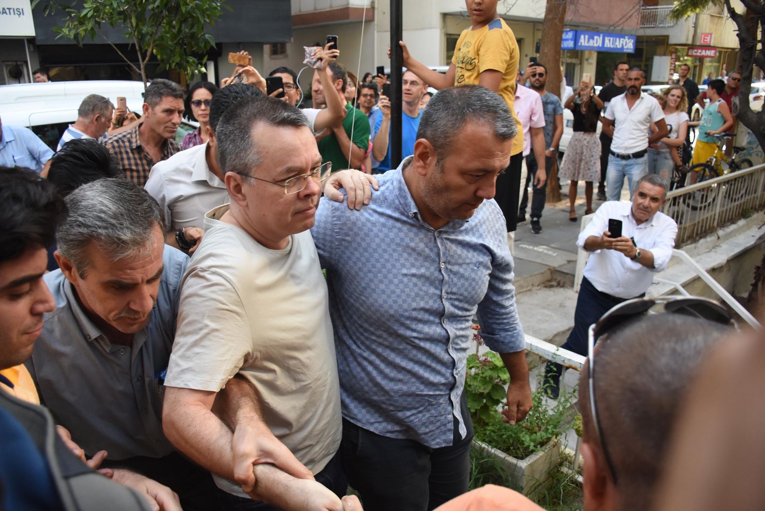 Andrew Brunsonit viiakse kohtuistungile Izmiris.