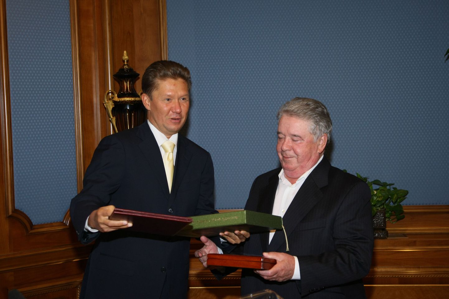 2009 год. Почетное награждение знаком отличия Рема Вяхирева (справа) председателем правления Газпрома Алексеем Миллером.