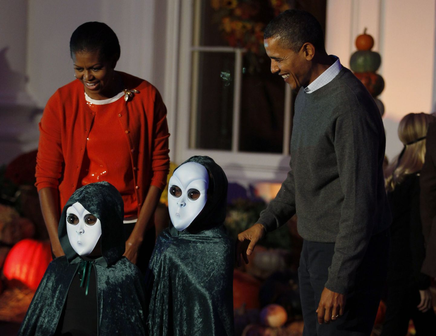 President Barack Obama ja esileedi Michelle Obama koos külla kutsustud koolilastega halloweeni tähistamas