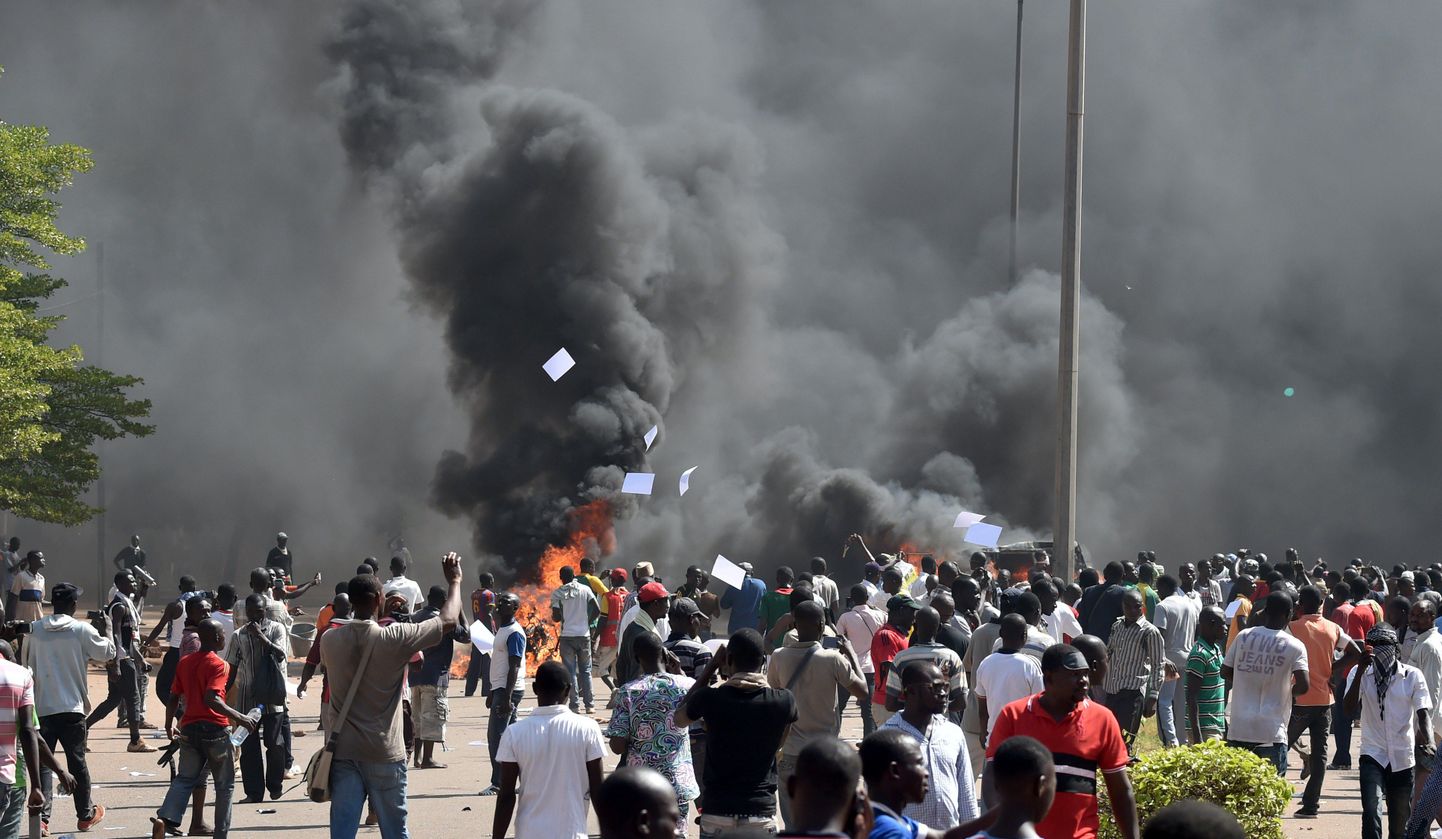 Raevus protestijad täna suitsu mattunud Burkina Faso parlamendihoone ees.