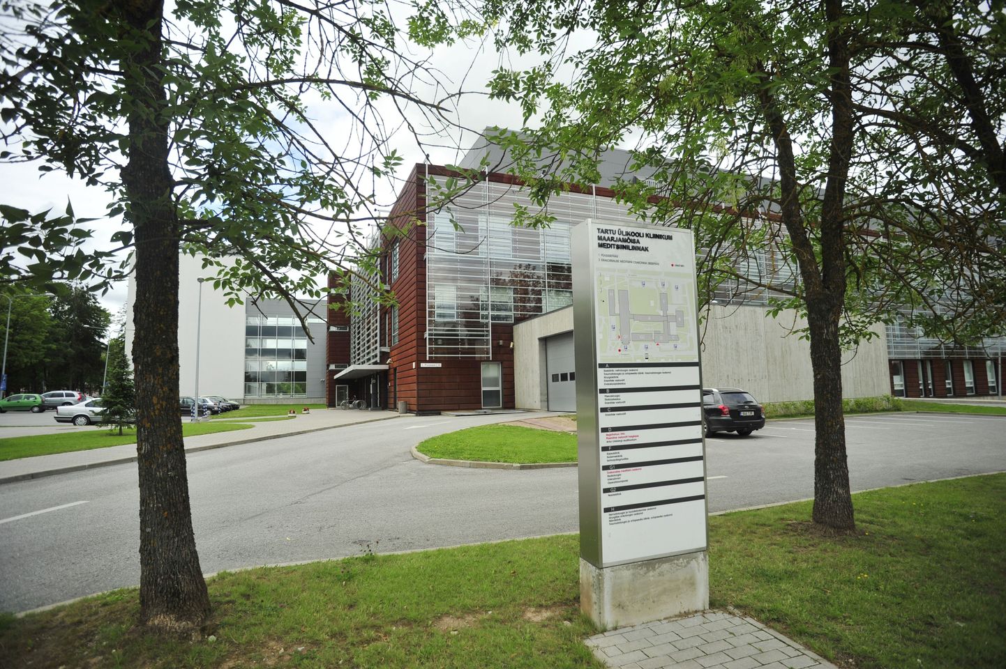 Tartu Ülikooli Kliinikum hooned, vaade erakorralise meditsiini osakonna sissepääseule.