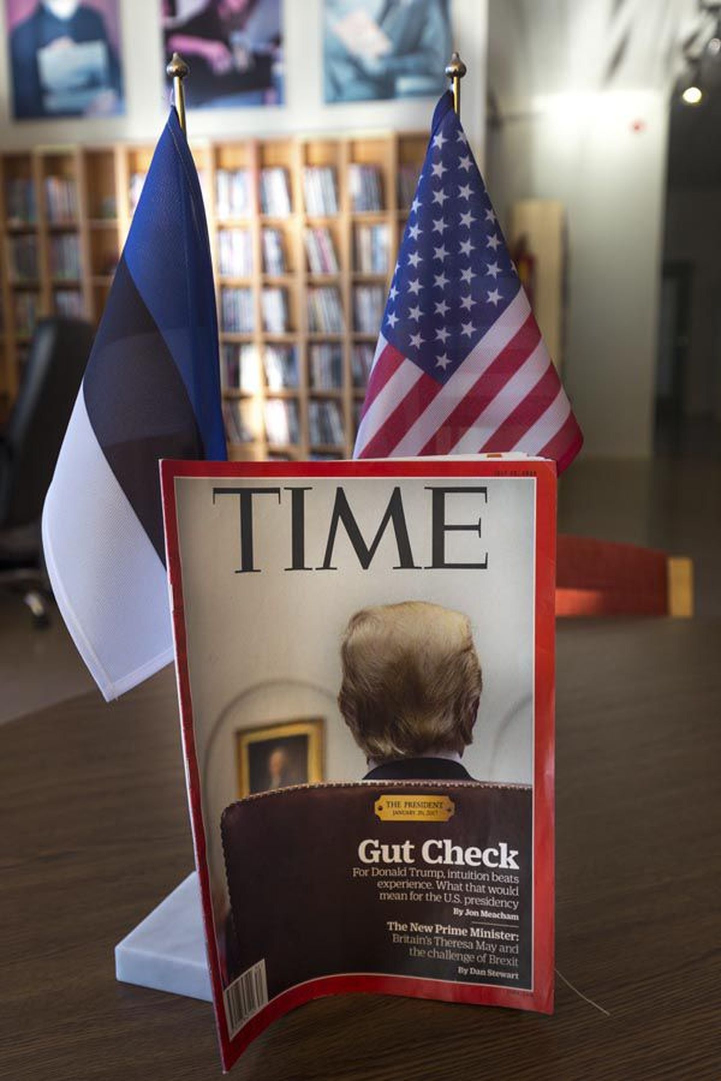 Viljandi linnaraamatukogu Ameerika nurgas ilmestas lippude kõrval eilset päeva ajakirja Time teemakohane number.