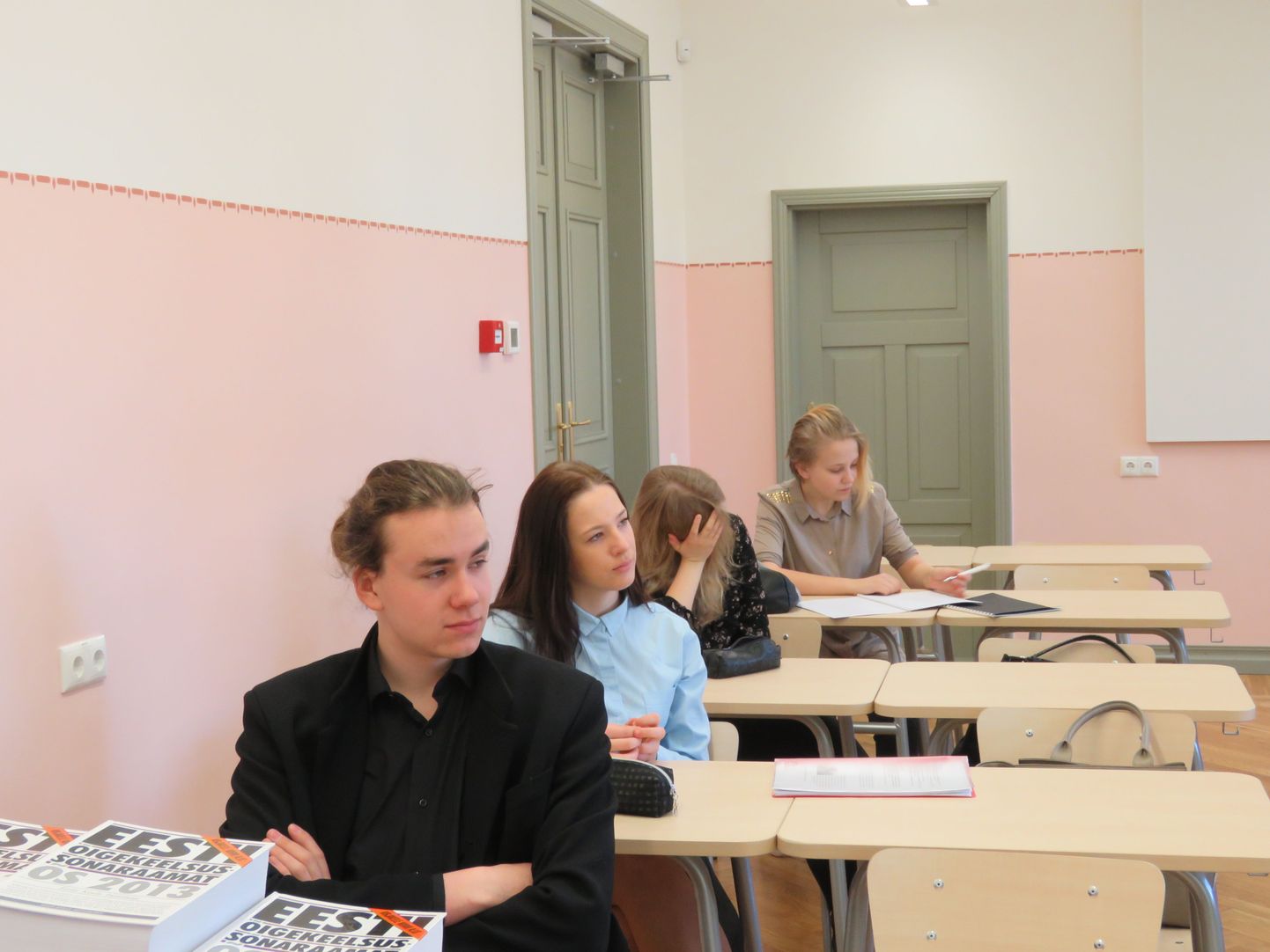 Õigekeelsussõnaraamatust on eesti keele eksamil suur abi ja nii olid need abiturientidele käepärast juba konsultatsioonideski.