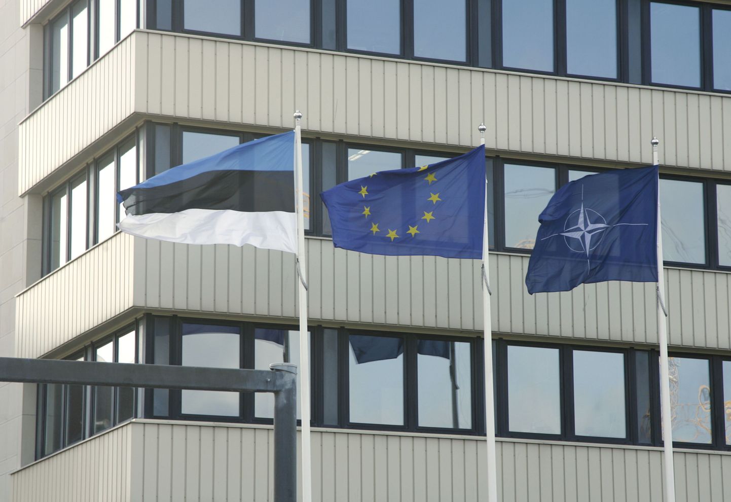 Välisministeeriumi ees Eesti, Euroopa Liidu ja NATO lipud