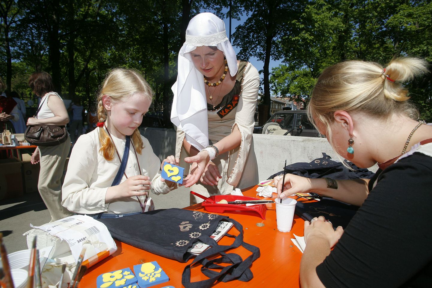 Lastekaitsepäevale pühendatud käsitööpäev Pärnu Kuninga tänava põhikooli õuel.