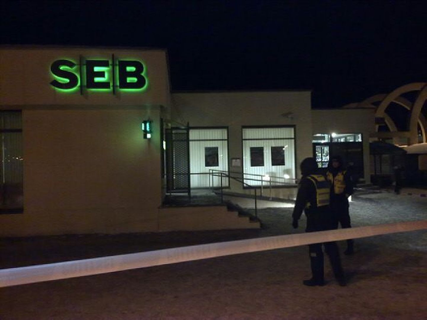 Politseilindiga piiratud SEB harukontor Priisle keskuses Lasnamäel Linnamäe tee 57.