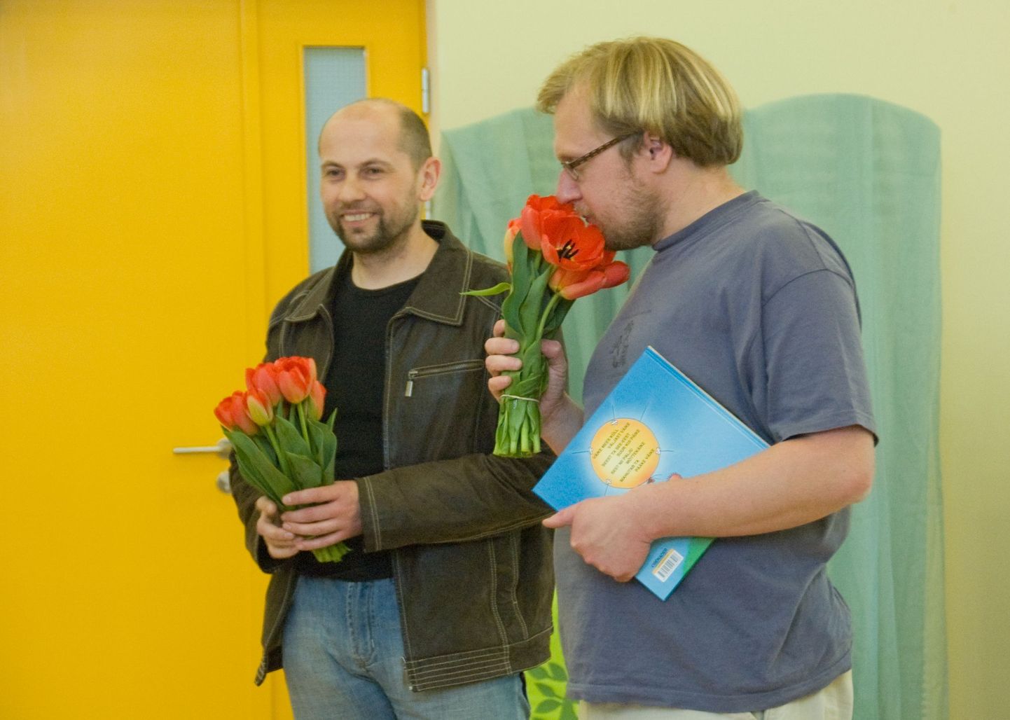 Urmas Nemvalts (vasakul) ja Contra said Lauliku lasteaia perelt kingiks kimbu lilli.