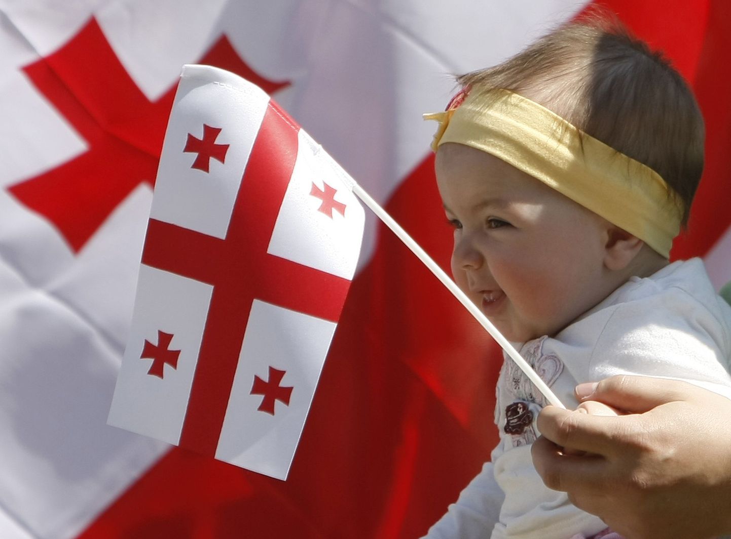 Tüdruk Gruusia riigilipuga