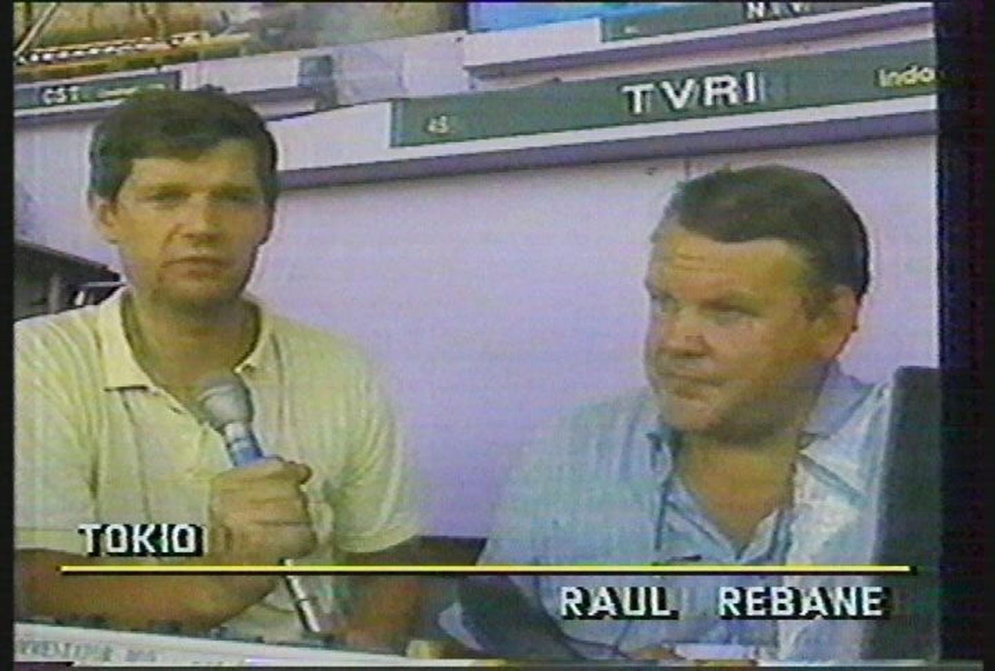 Toonased ETV spordireporterid Raul Rebane ja Toomas Uba (1943–2000) Tokyo MMil tegemas iseseisva Eesti esimest välisreportaaži.