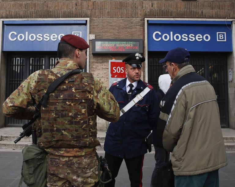 Inimesed sõjaväelastelt nõu küsimas. Foto: AP/Scanpix