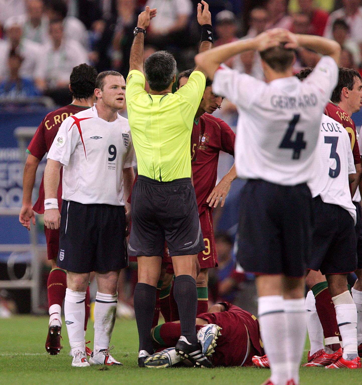 Wayne Rooney (vasakul) on astunud Ricardo Carvalho jalale ning saadetakse seetõttu väljakult ära.
