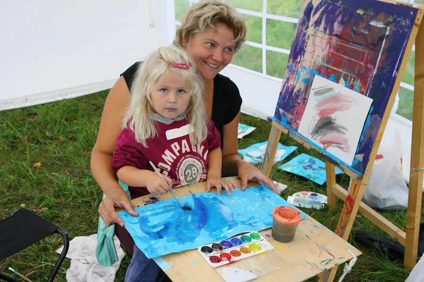 Kolmeaastane Kiira ja tema ema Katrin Kurvits tunnevad ennast maalilaagris suurepäraselt.