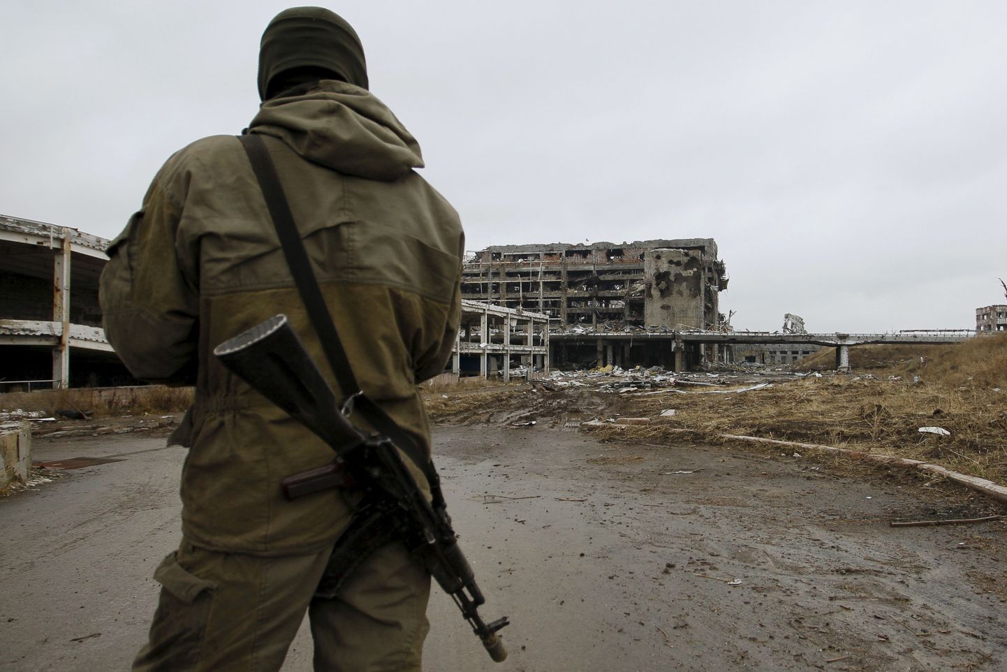 Nn Donetski Rahvavabariigi võitleja lahingutes hävitatud lennujaamahoonete läheduses.