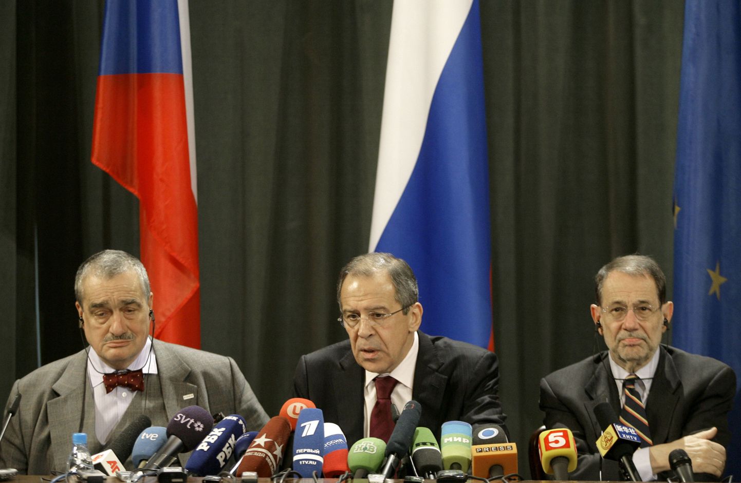 Vene Föderatsiooni välisminister Sergei Lavrov istumas oma Tšehhi kolleegi Karel Schwarzenbergi ja euroliidu välispoliitika juhi Javier Solana vahel pressikonverentsil.