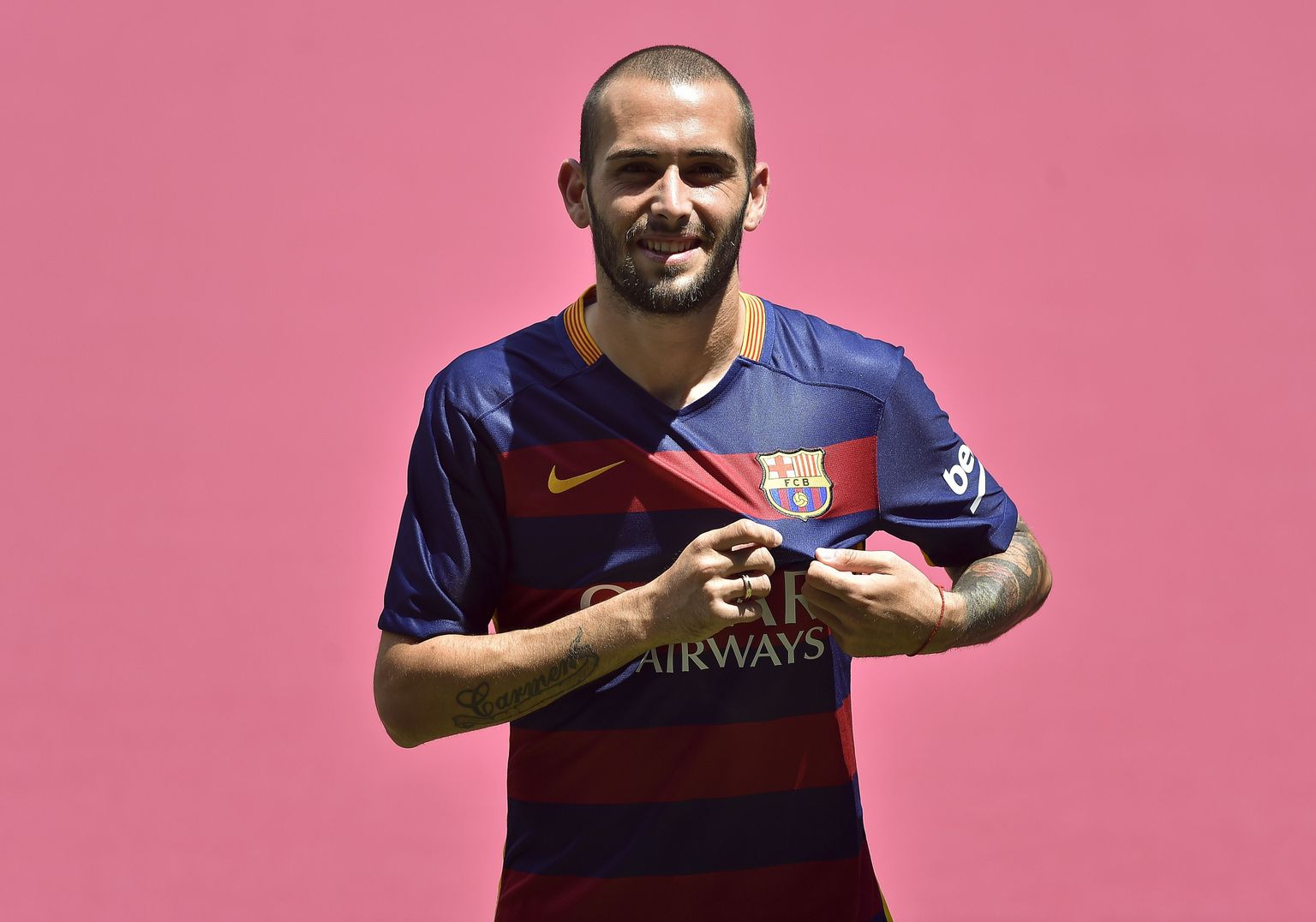 Barcelonaga liituv kaitsja Aleix Vidal klubi uues ebatraditsioonilise välimusega mängusärgis.