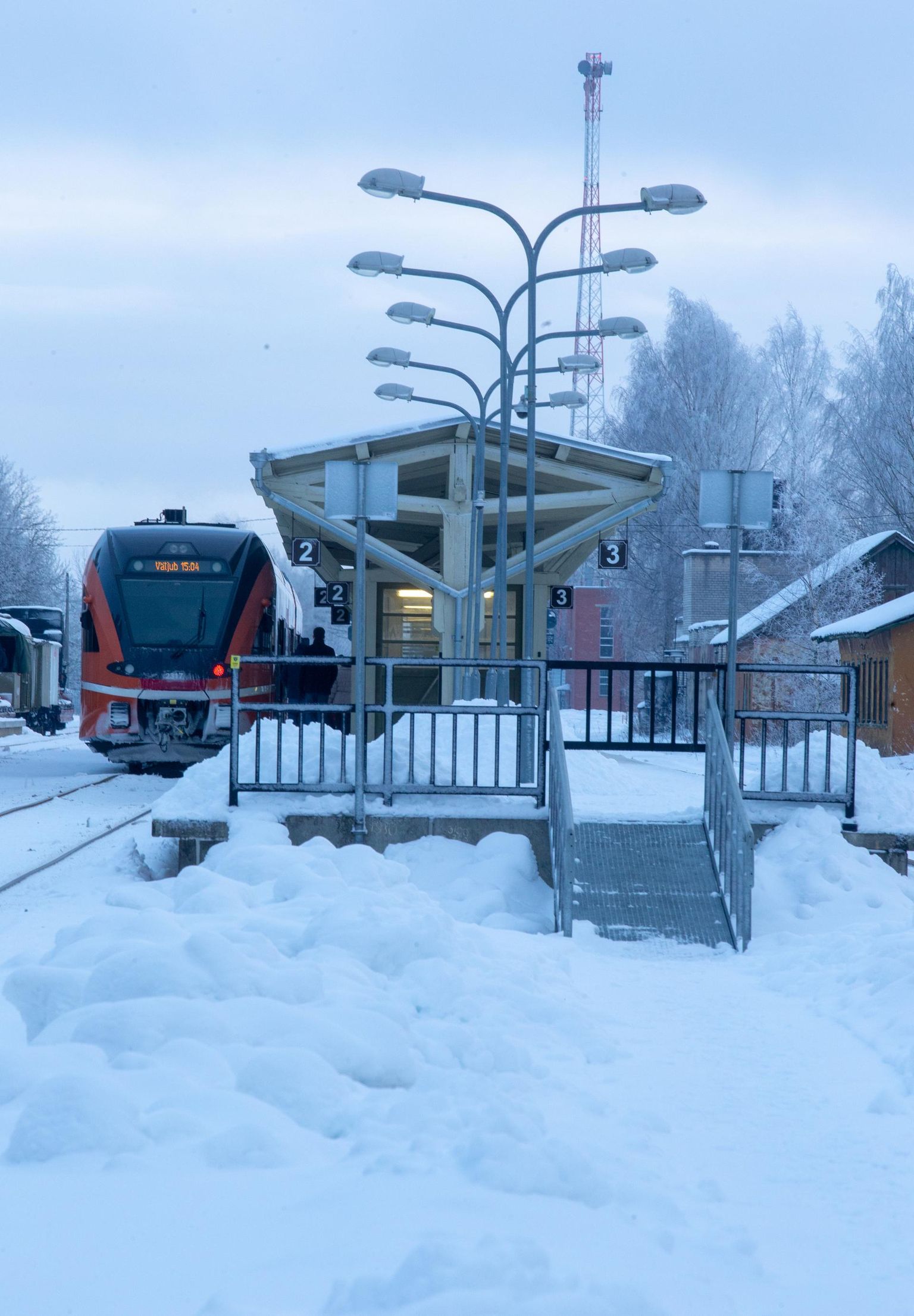 Tartu vaksali tagumise perrooni äärest väljub ronge mitmesse sihtkohta.