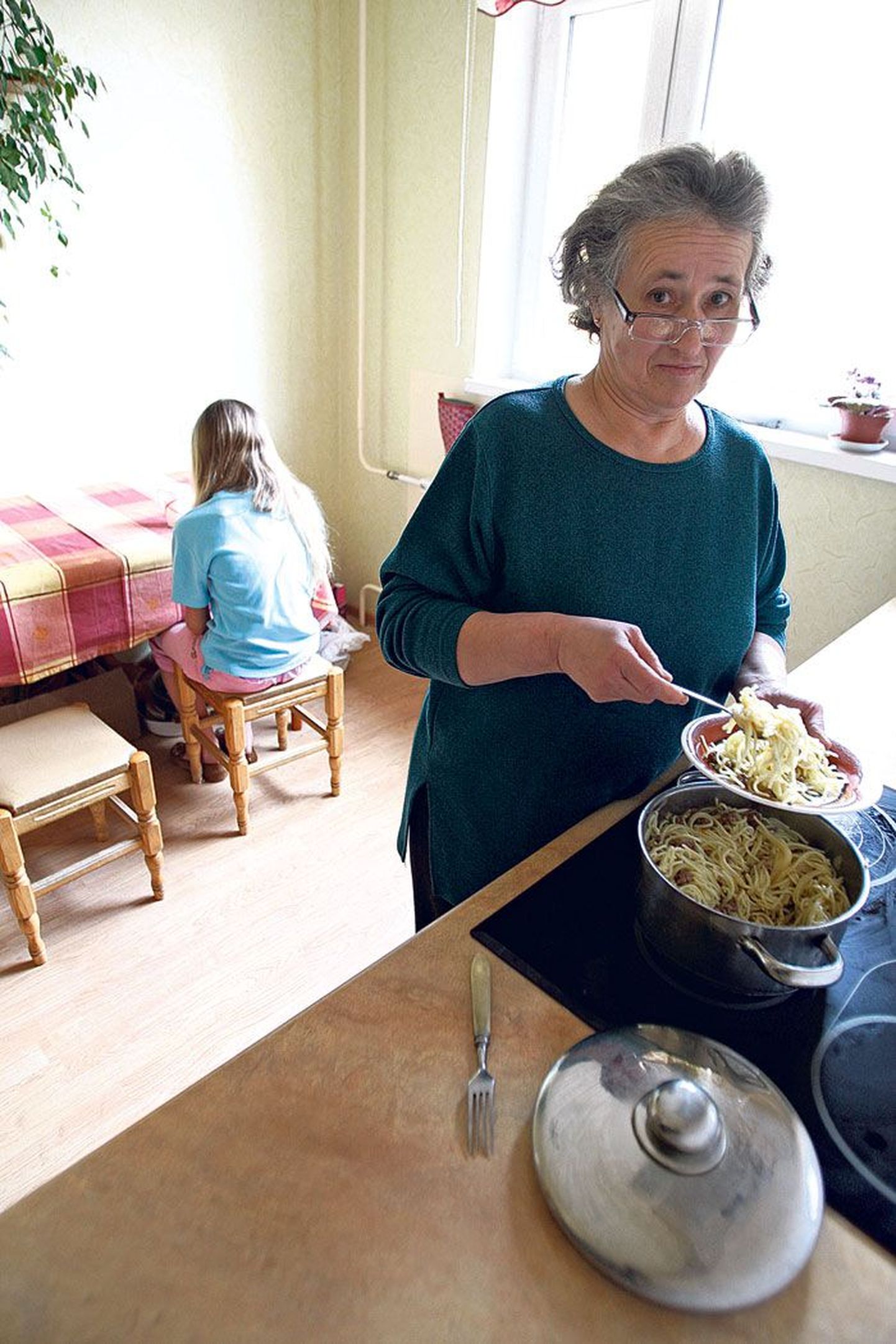 Vanaema Larissa Pelnel on lõunasöök alati valmis, kui tütretütar  koolist  tuleb.