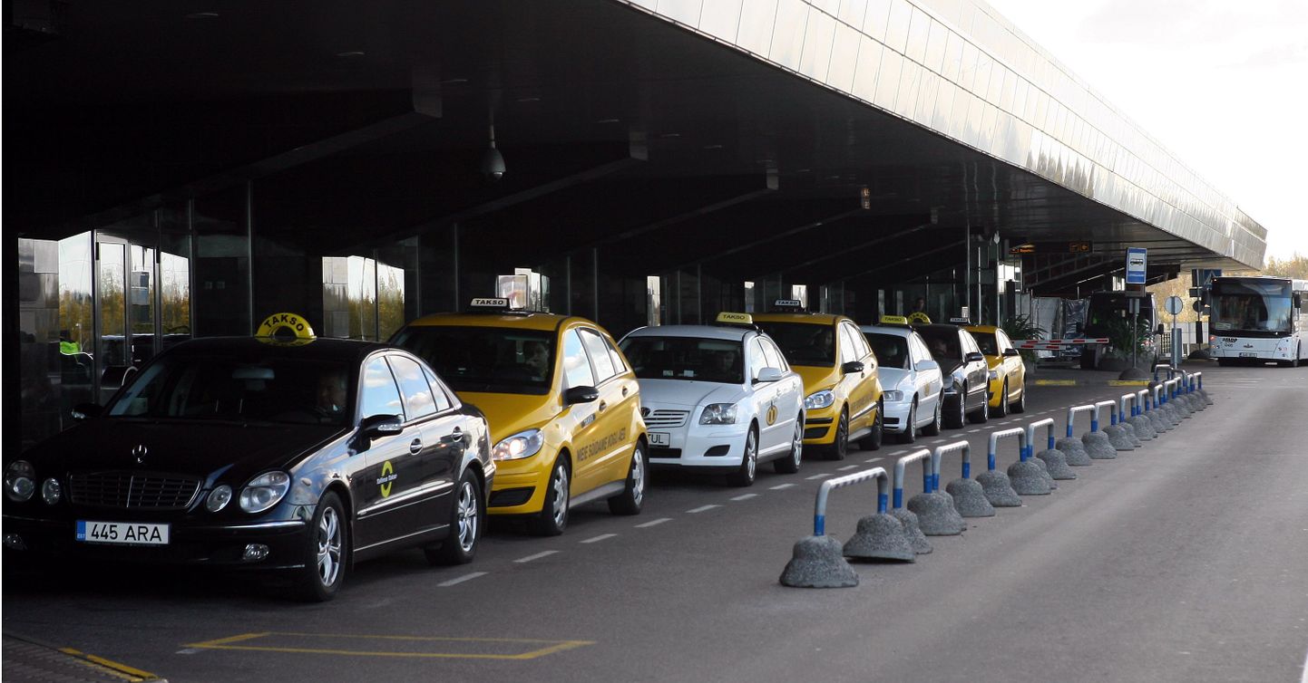 Lennujaama lepingulised taksod kliente ootamas.