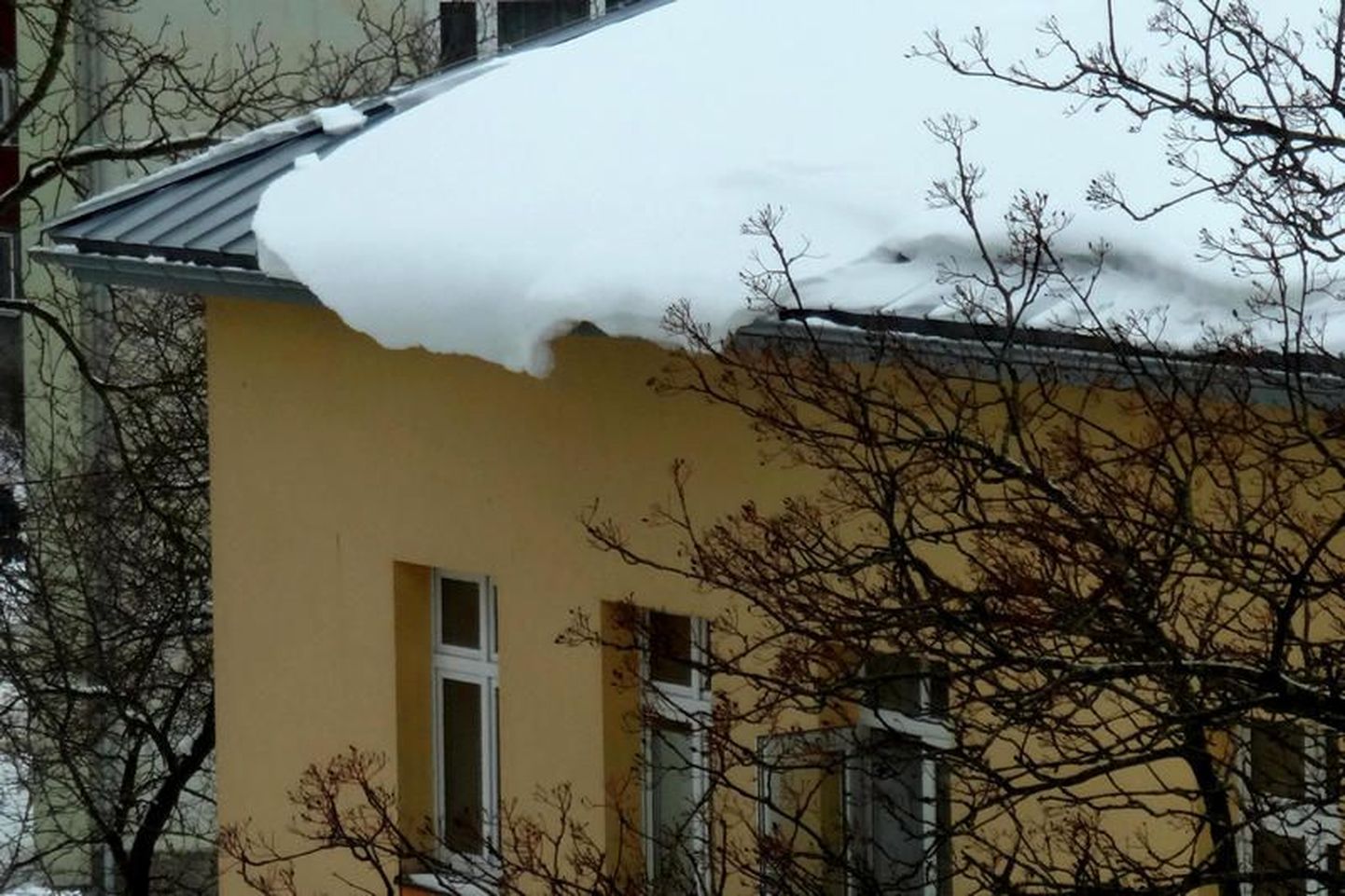 Снег, скопившийся на крыше детского сада.