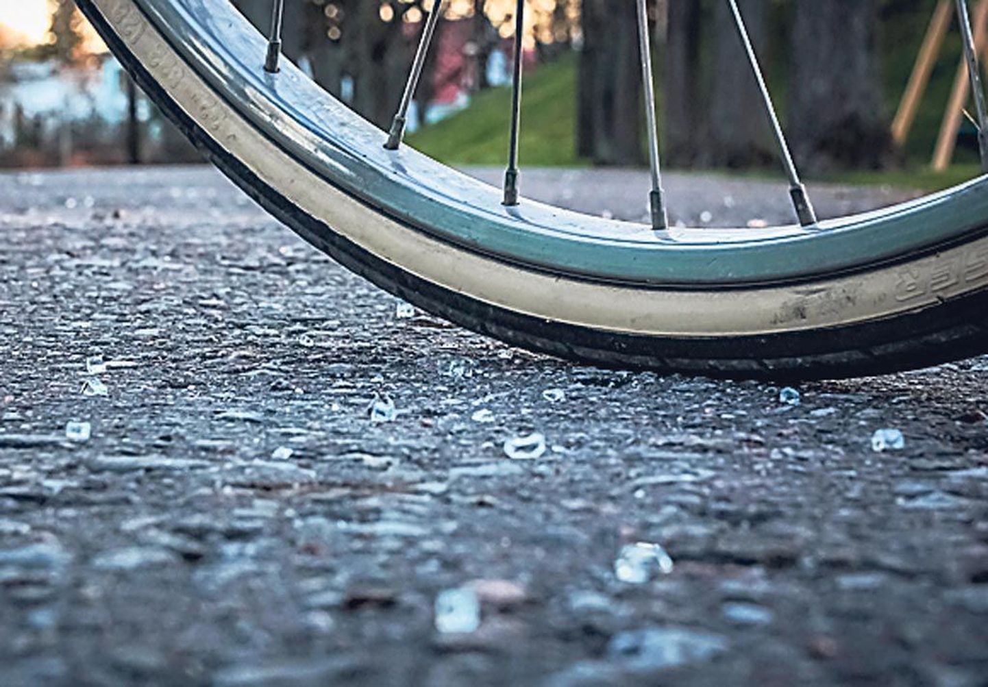 Klaasikillud Pärnu tänavatel pole sugugi harv nähtus, ööpäevas puruneb selle läbi ligi 60 rattakummi.