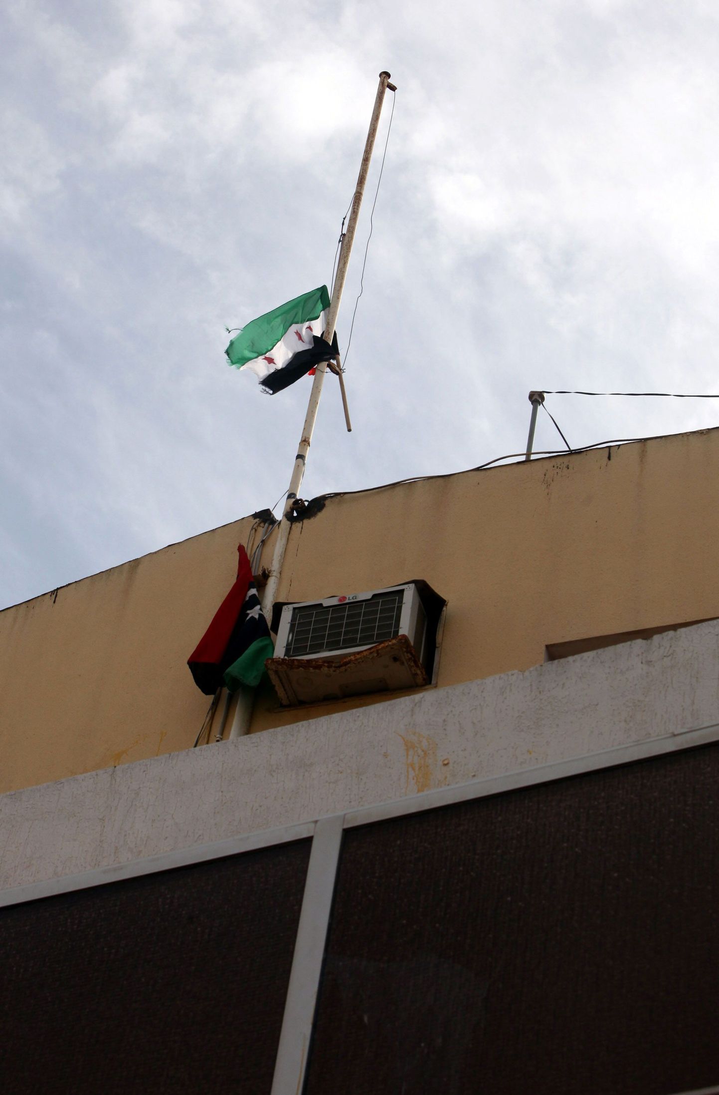 Süüria vana lipp Vene saatkonna hoonel Liibüa pealinnas Tripolis.
