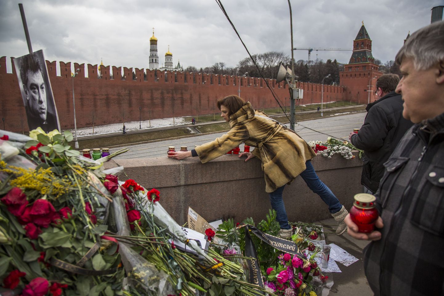 В Москве осквернили мемориал на месте гибели Немцова.