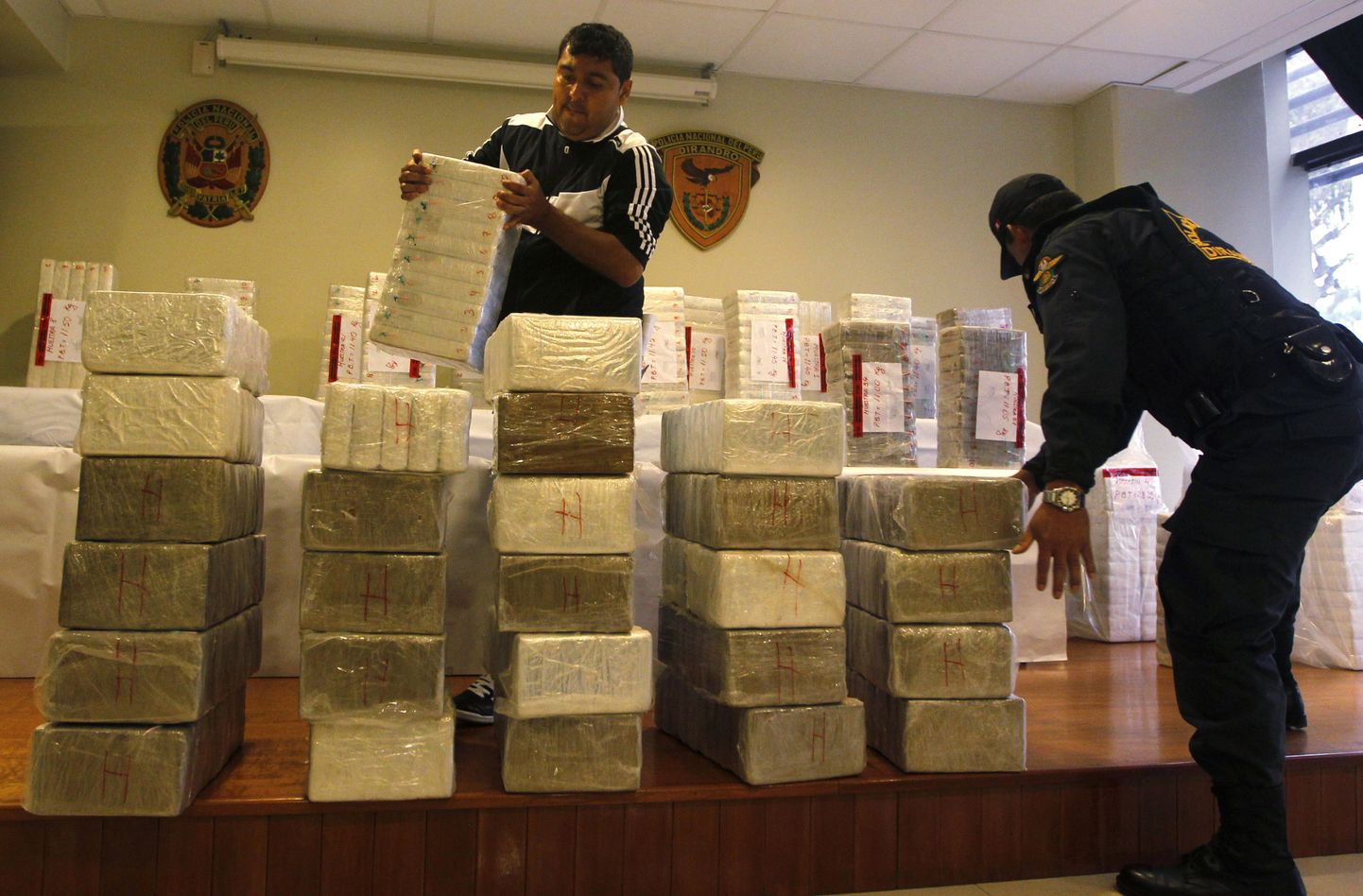Peruu on maailma suurim kokaiinitootja ning hoolimata sellest, et igal aastal konfiskeerib politsei tonnide viisi uimasteid, jõuab neist suurem osa siiski turule.