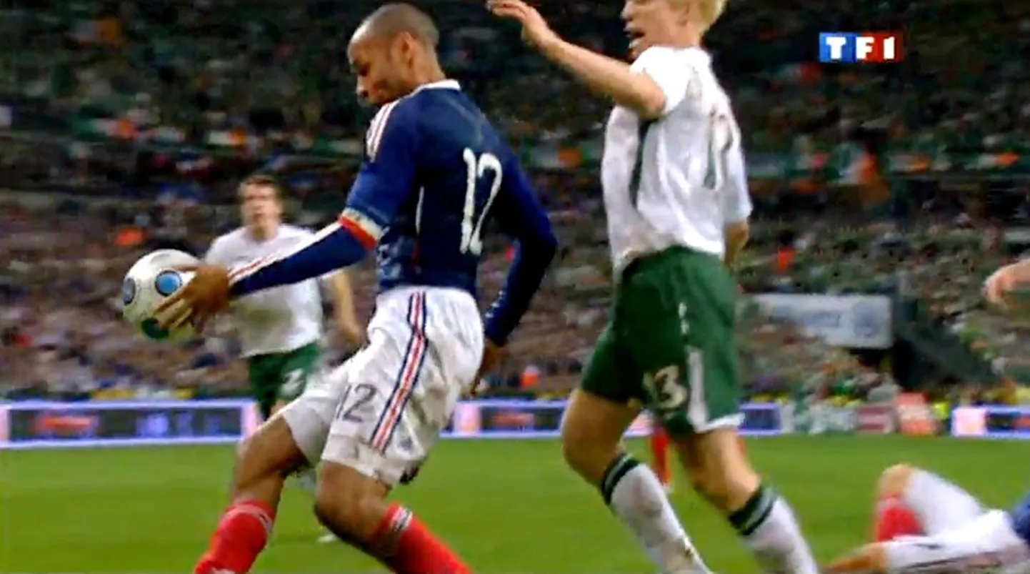 Legendaarne pilt: Thierry Henry (sinises) peatas palli käega, mängis selle endale ette ja söötis William Gallas’le, kes Iirimaa vastu viigivärava lõi, mis prantslased edasi viis