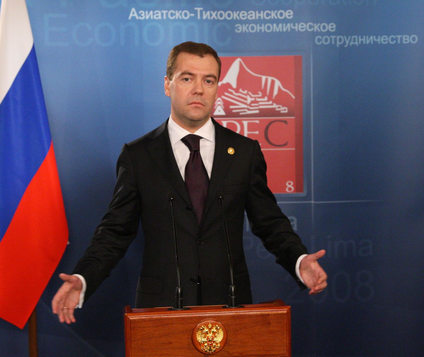 Vene Föderatsiooni president Dmitri Medvedev vastamkas ajakirjanike küsimustele APECi tippkohtumise ajal.