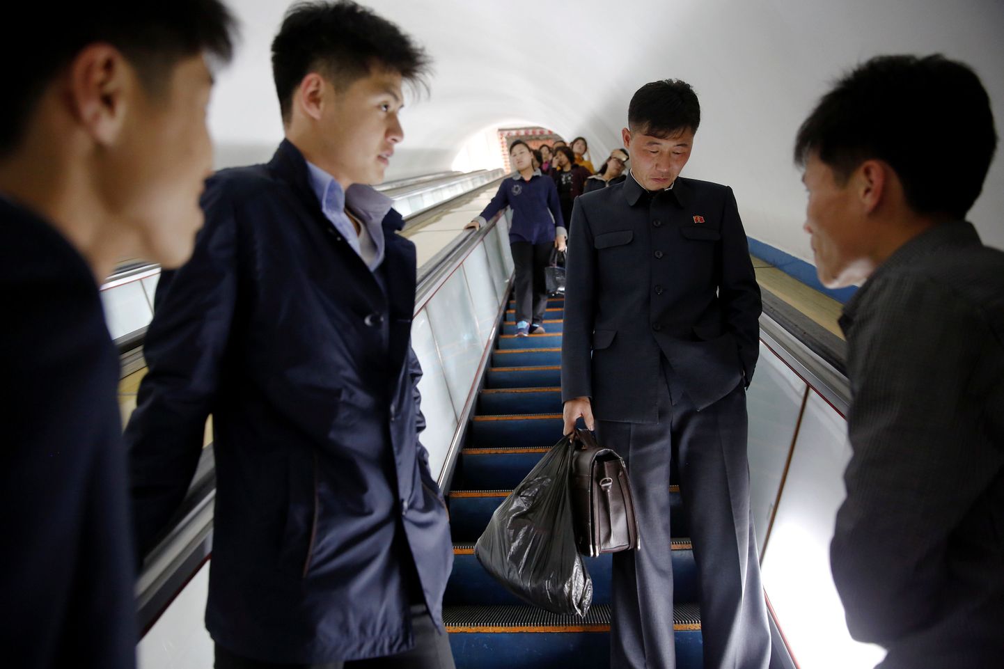 Reisijad Pyongyangi metroos. Foto on illustratiivne.