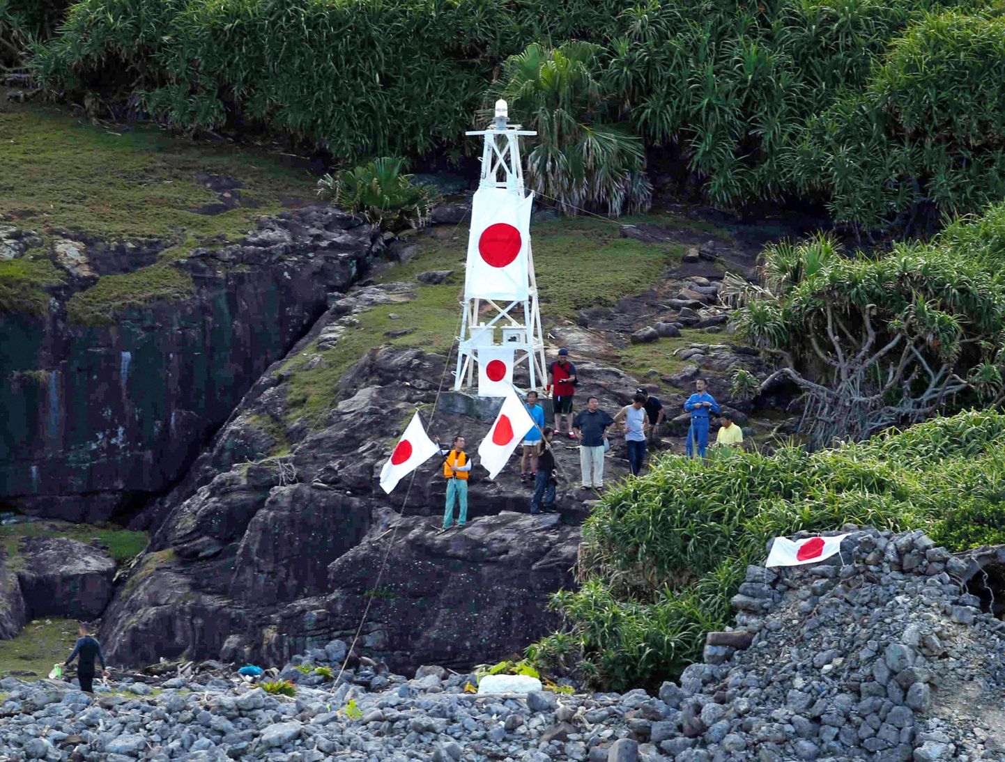 Gambare Nipponi liikmed heiskasid Uotsuri saarel Jaapani lipu.