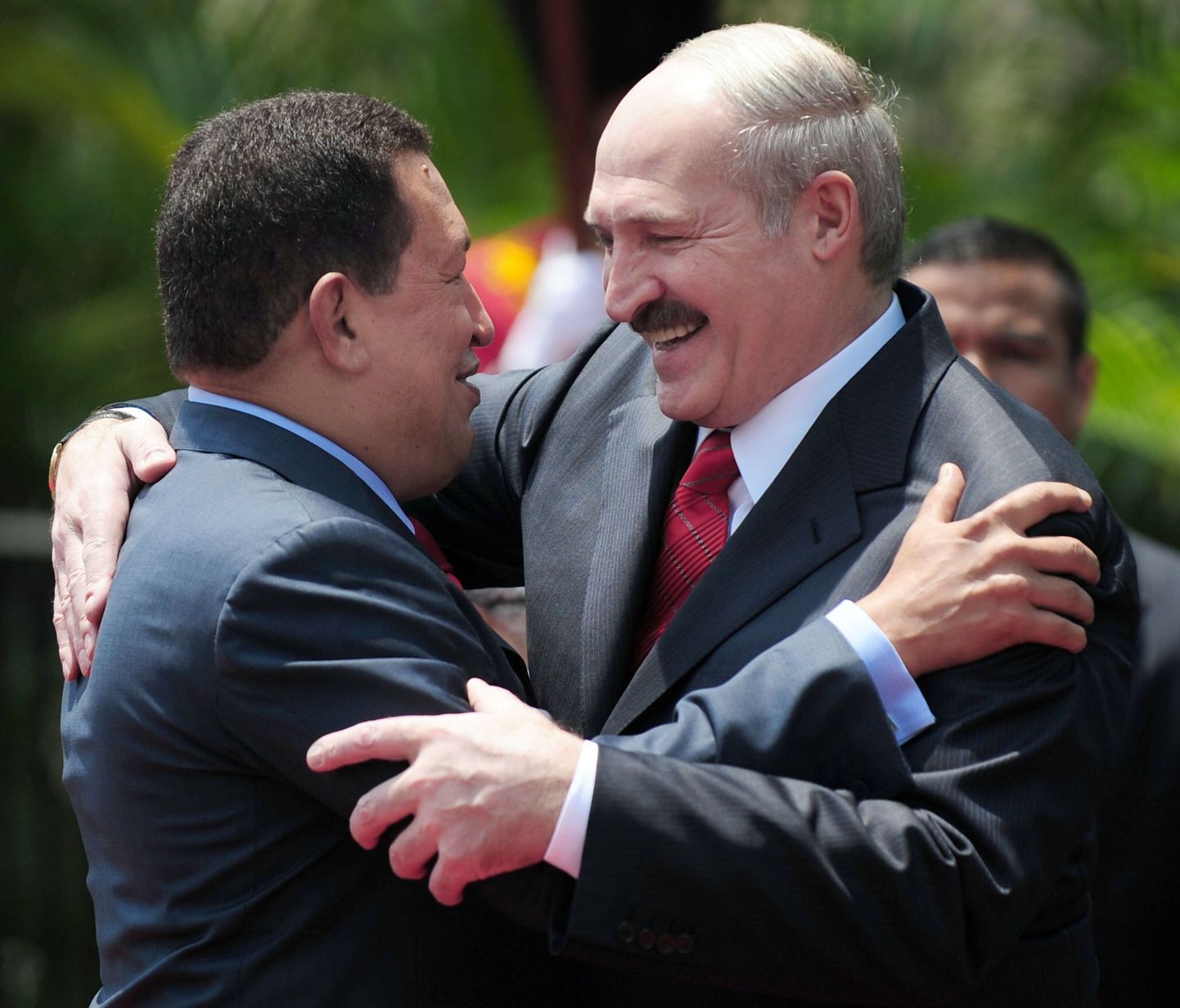 Уго Чавес обнимает Александра Лукашенко во время визита последнего в Венесуэлу 15 марта 2010 года.