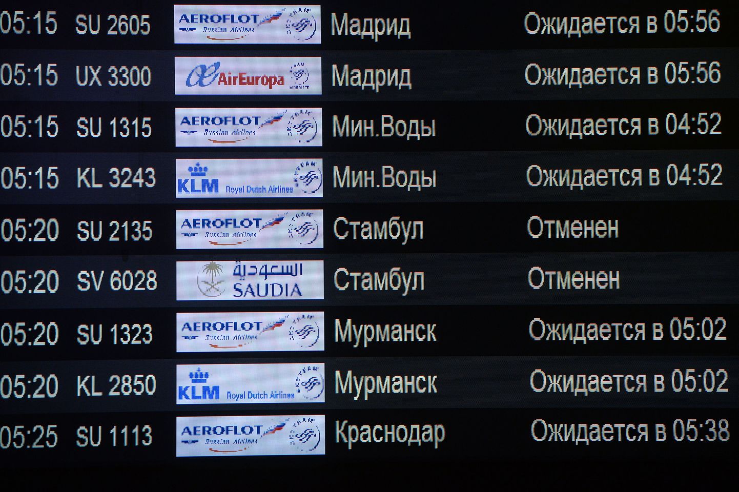 Moskva Sheremetyevo lennujaama infotabloo. Laupäeval katkestati ühendus Moskva ja Istanbuli vahel.