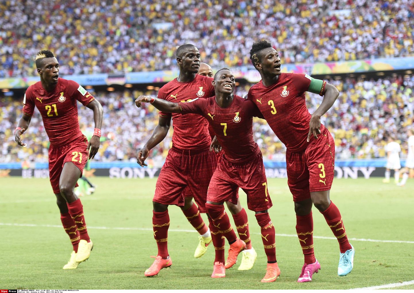 Ghana koondislased MMil Saksamaa vastu löödud väravat tähistamas.