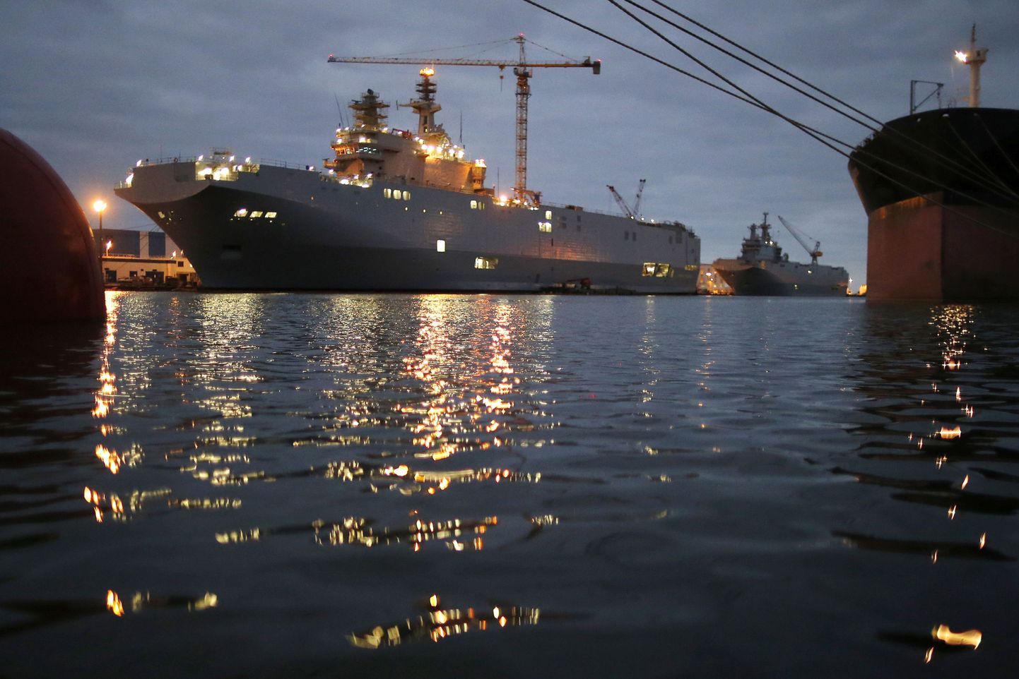 Kaks Mistral-tüüpi koperikandjat Sevastopol (vasakul) ja Vladivostok Prantsusmaal STX Les Chantiers de l'Atlantique'i laevatehase kai ääres.