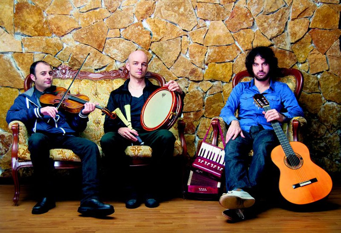 Jõhvi kontserdimajas esineb José Torres Trio koosseisus José Torres (paremalt), Karo Sampela ja Jasio Velasco.