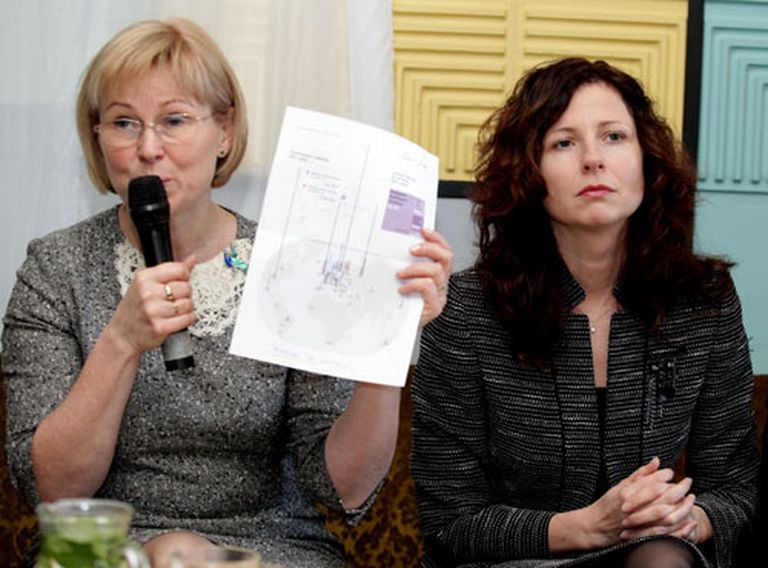 Kultūras ministre Žaneta Jaunzeme - Grende (no kreisās) un Latvijas Izpildītāju un producentu apvienības (LaIPA) pārstāve Ieva Platpere 