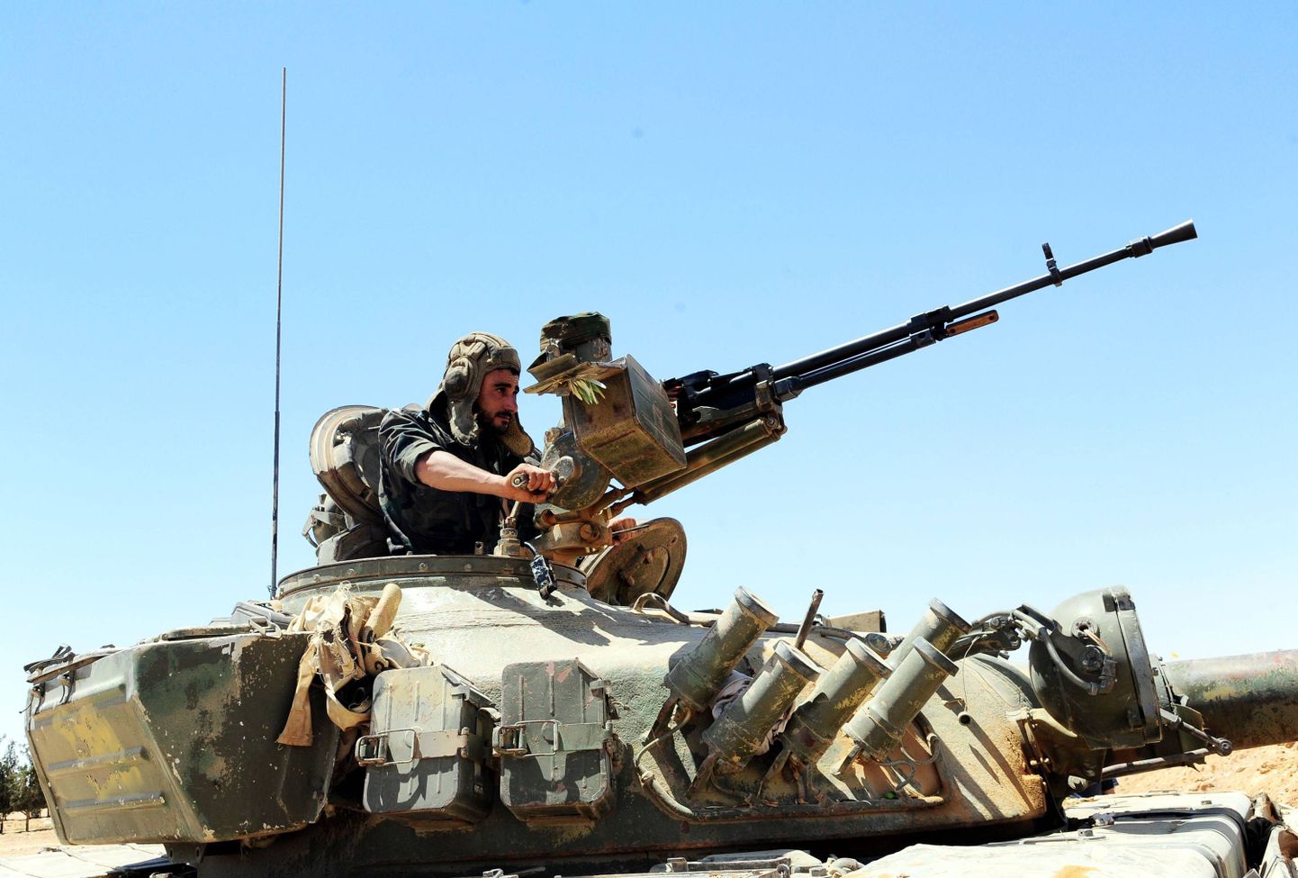Süüria sõdur tankikuulipilduja taga.