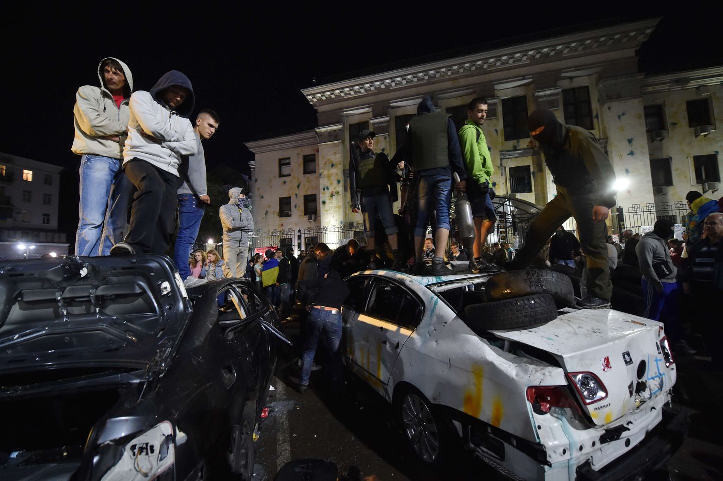 Vihased protesteerijad lõhkusid Kiievis Venemaa saatkonna juures autosid ja loopisid hoonet süütepudelitega.